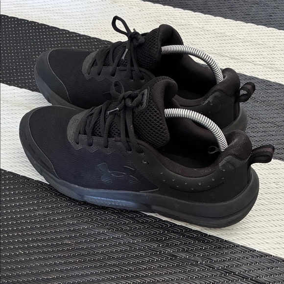 Under Armour charged Men's Black Athletic Sneakers 10 - Picture 3 of 6